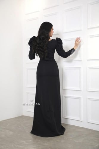 فساتين سهرة طويلة مطرزة مع كسرات جذابة