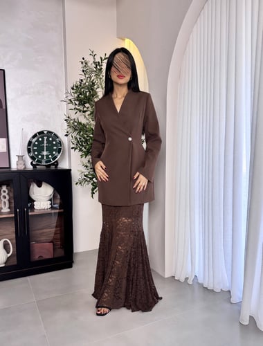 طقم انيق قطعتين مع تنورة دانتيل