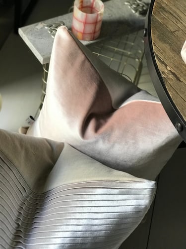 غطاء وسادة نولا مخمل وردي باهت