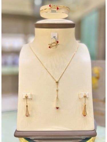 طقم ذهب عيار 18 الوزن 20.57 جرام