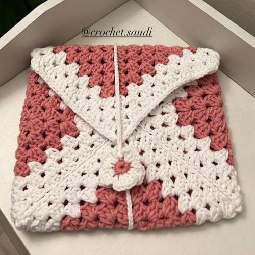 شنطة آيباد أو كتاب