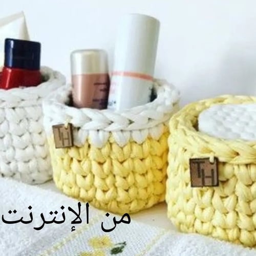 سلة رمادية صغيرة