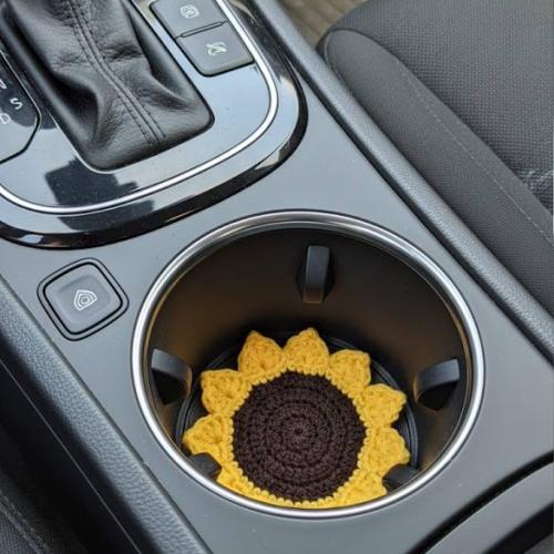 قاعدة أكواب السيارة