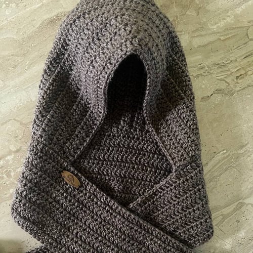 شال بقبعة رصاصي