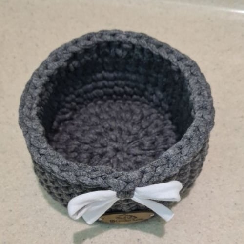 سلة رمادية صغيرة