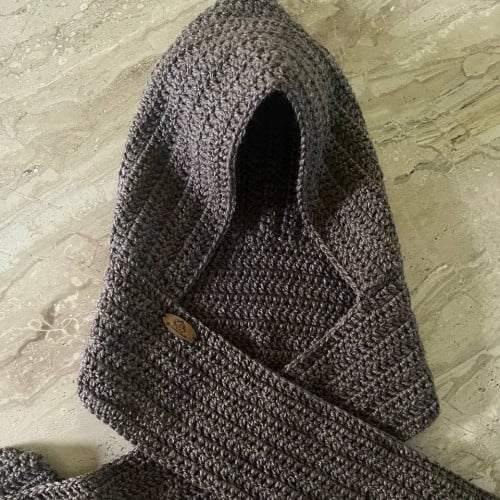شال بقبعة رصاصي