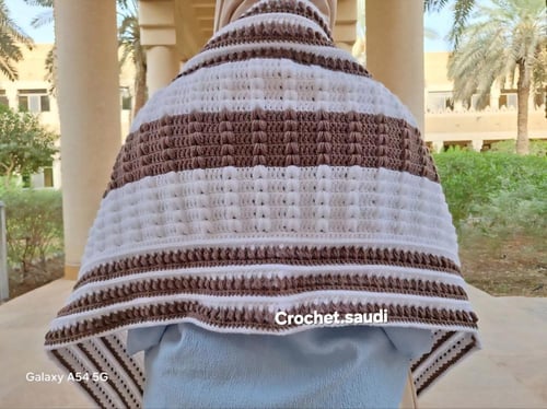 شال بني وأبيض عريض