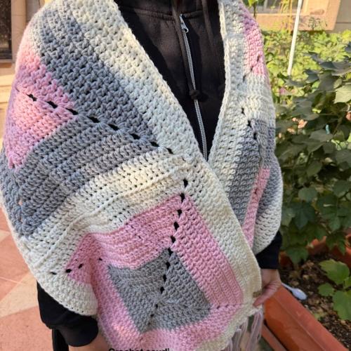 شال مربعات رمادي ووردي