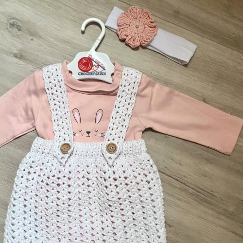 تنورة بحمالات مع بلوزة