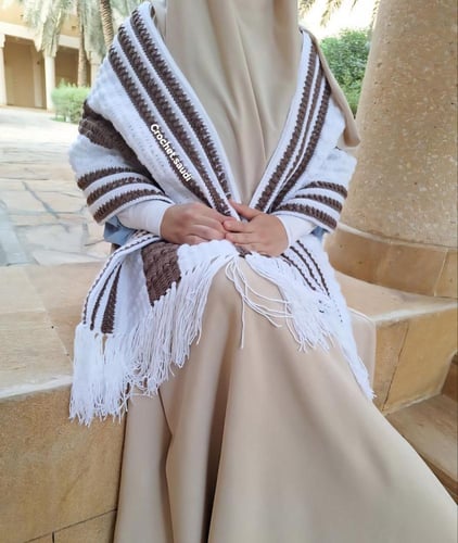 شال بني وأبيض عريض