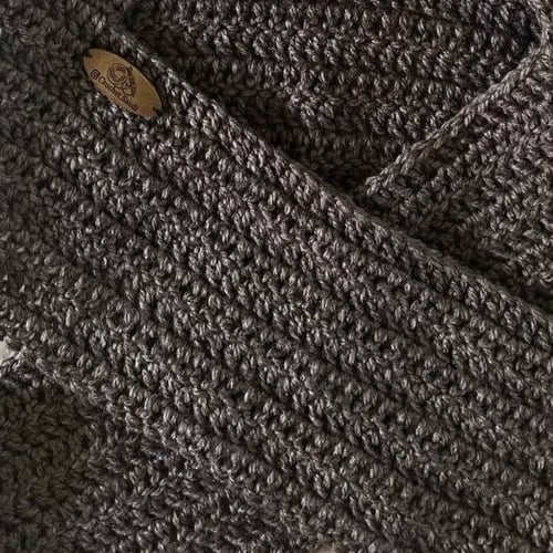 شال بقبعة رصاصي