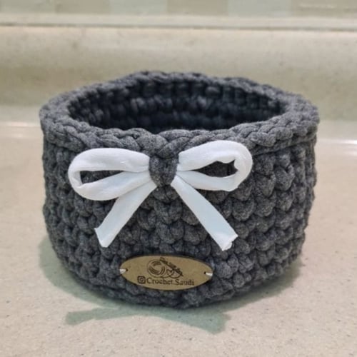 سلة رمادية صغيرة