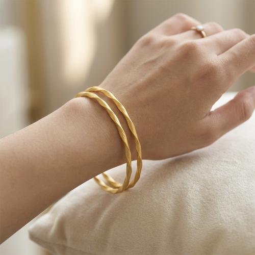 Ghawais waves, muted gold, 21 karat | weight 3.67...