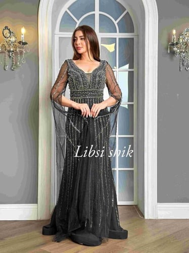 فستان سهره مطرز بأكمام كيب