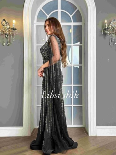 فستان سهره مطرز بأكمام كيب