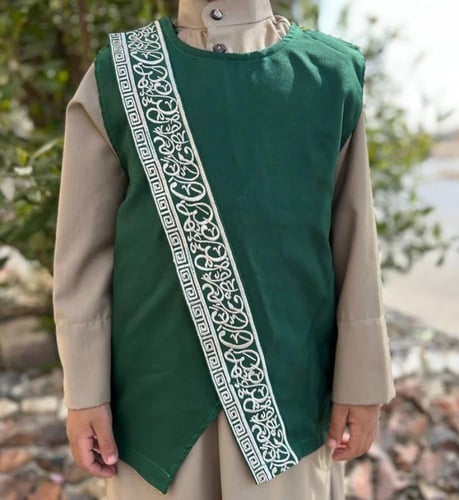 سديري ولادي سادة أخضر داكن نقشة خط عربي فضي فخم