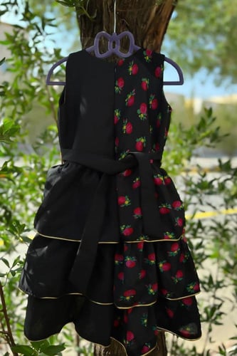 فستان شالكي اسود وردي بناتي بتصميم ملكي لرمضان وقر...