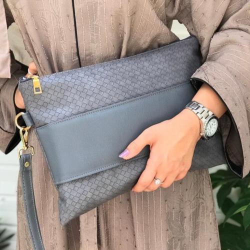 شنطة يد باوتش جلد محبب رمادي 30 * 22 سم