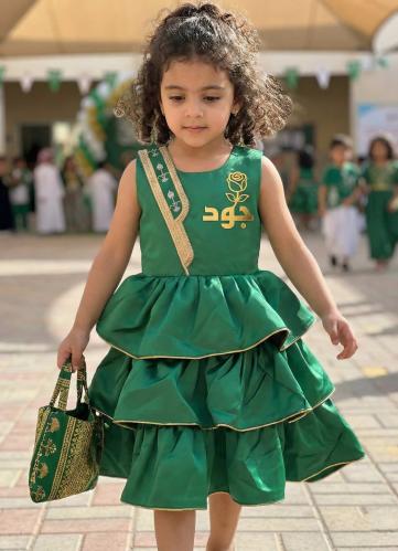فستان بنات اخضر طبقات وطني بيج مزخرف ليوم التأسيس...