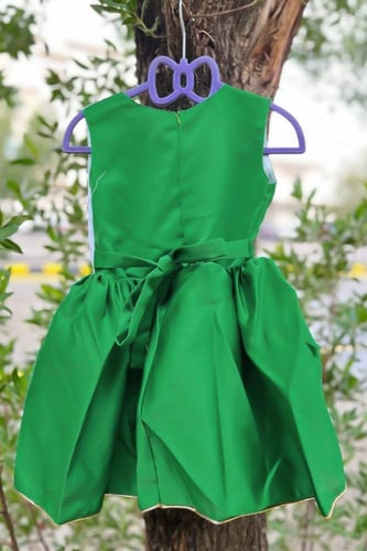 فستان لليوم الوطني اخضر ابيض بتطريز سيفين ونخلة مل...