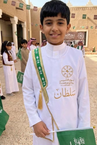 سديري بشت ولادي سادة أبيض برواز أخضر نقشة سيفين ون...