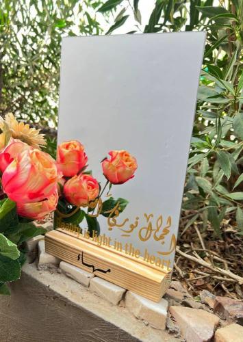 مرايا زجاج مقاس 21 * 30 سم مع ستاند خشبي