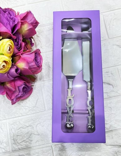 طقم سكين وشيال فضي فاخر بتصميم LOVE لحفلات الزفاف...