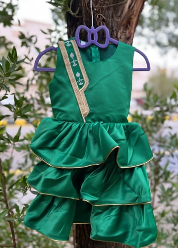 فستان بنات اخضر طبقات وطني بيج مزخرف ليوم التأسيس...