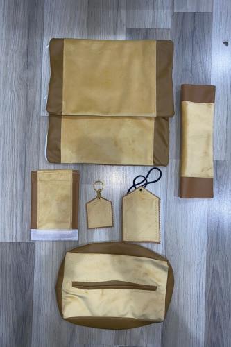 اكسسوارات سيارة وسط مخمل بيج اطراف جلد بني سادة