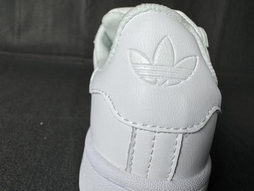 اديداس كامبوس ابيض