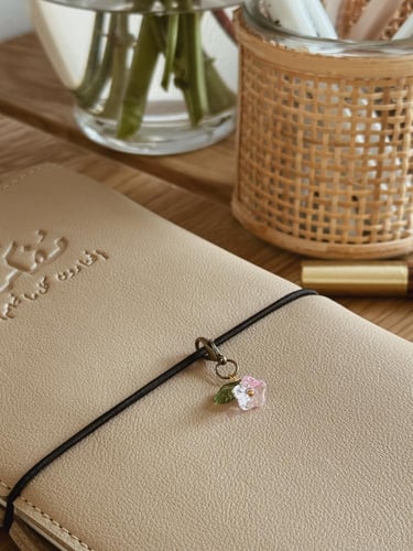 ميدالية بشكل وردة