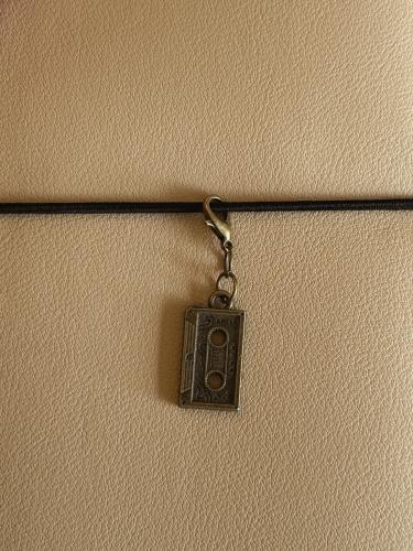 ميدالية بشكل شريط