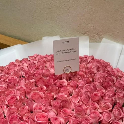 باقة الحب الوردي – 200 وردة من الأناقة