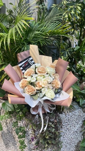 باقة ورد صناعي مع كرت هدية من سيفورا