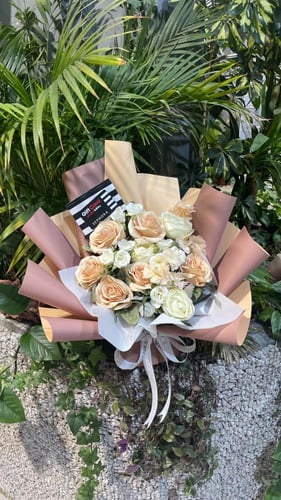 باقة ورد صناعي مع كرت هدية من سيفورا