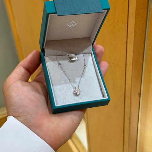 عقد فايندرا لامع على شكل دمعة