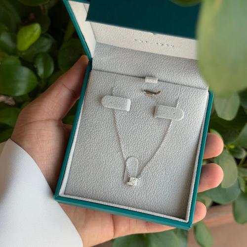 عقد فايندرا الفضي الناعم