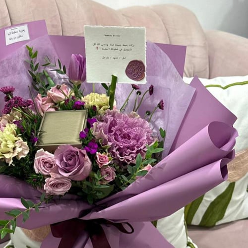 باقة الورد الفاخرة مع عقد فضة مطلي بالذهب