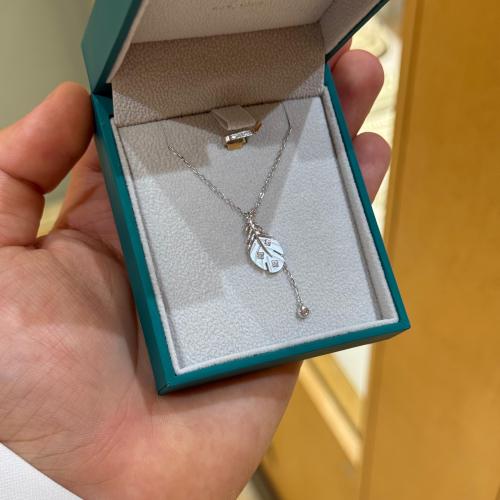 عقد فايندرا على شكل ريشه