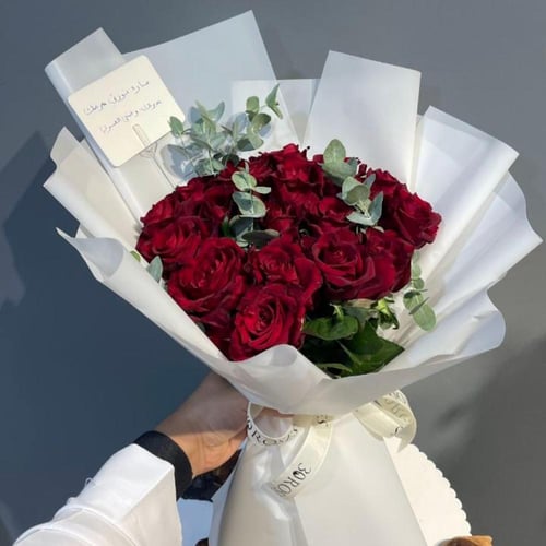 باقه ورد حمراء وسط