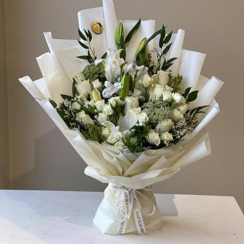 باقة ورد بيضاء - حجم وسط