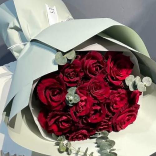 باقه ورد حمراء وسط