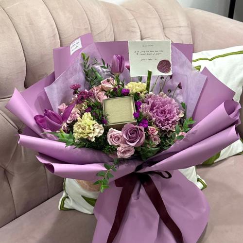 باقة الورد الفاخرة مع عقد فضة مطلي بالذهب