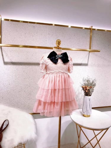 فستان ديور وردي طبق ودانتيل مزين ببروش ديور