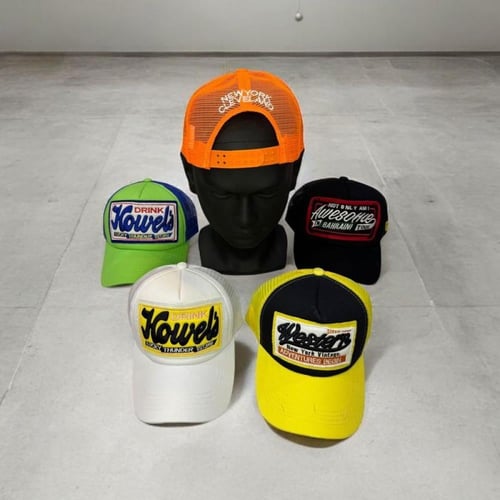 كاب اخضر فاتح وازرق بتطريز في المنتصف