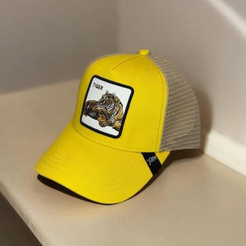 كاب اصفر وبيج بطبعة جلد في المنتصف