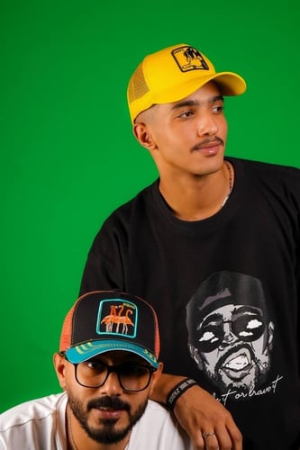 كاب اصفر بتطريز في المنتصف