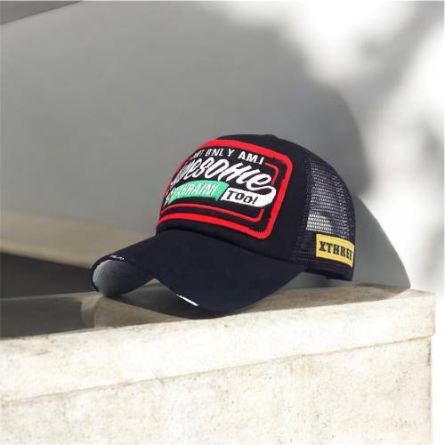 كاب اسود مع تطريز احمر في المنتصف