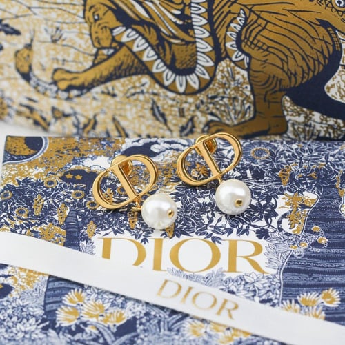 حلق ديور Dior ذهبي