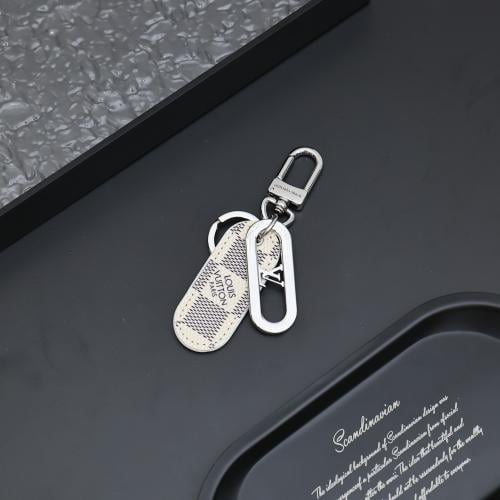 ميدالية لويس فيتون ابيض